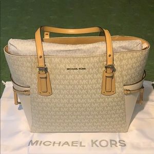 Michael Kors Voyager Ew Signature Tote